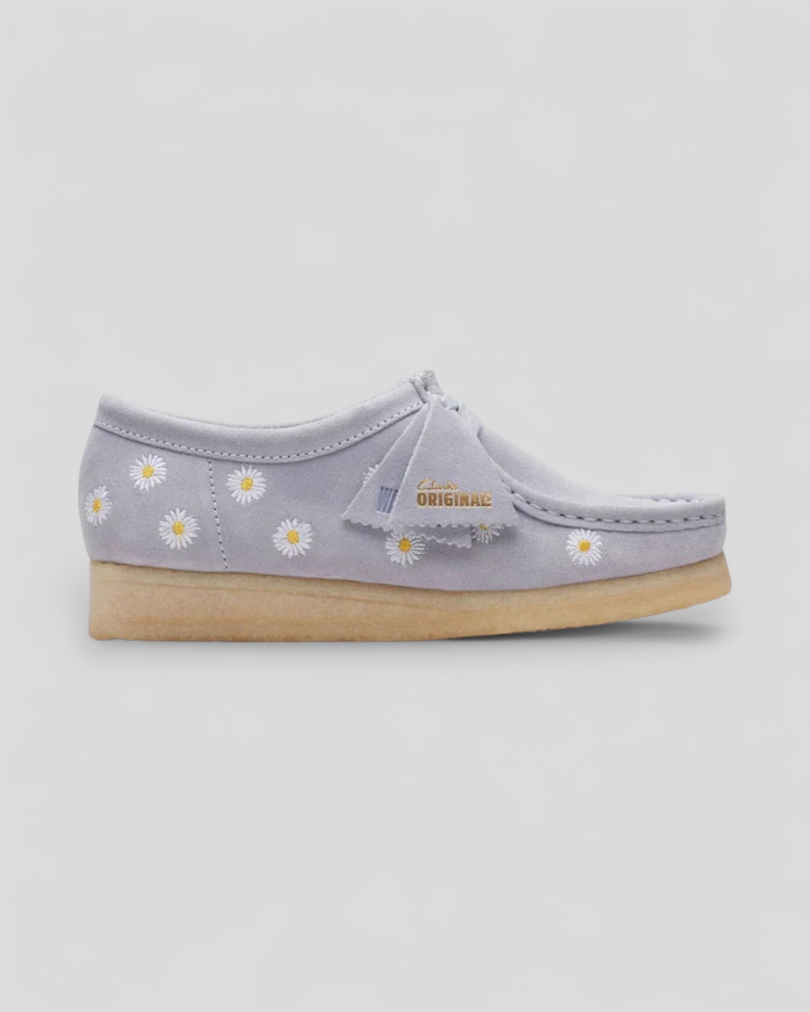 Clarks || Wallabee Cloud Grey Emb