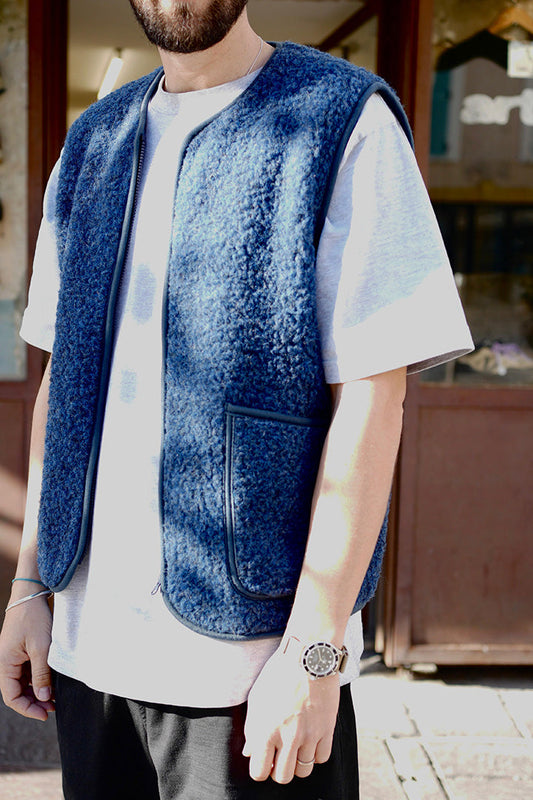 Gilet sans manches Coldbreaker Pepitko Vest en laine bouclée DarkBlue, vue de trois-quarts porté