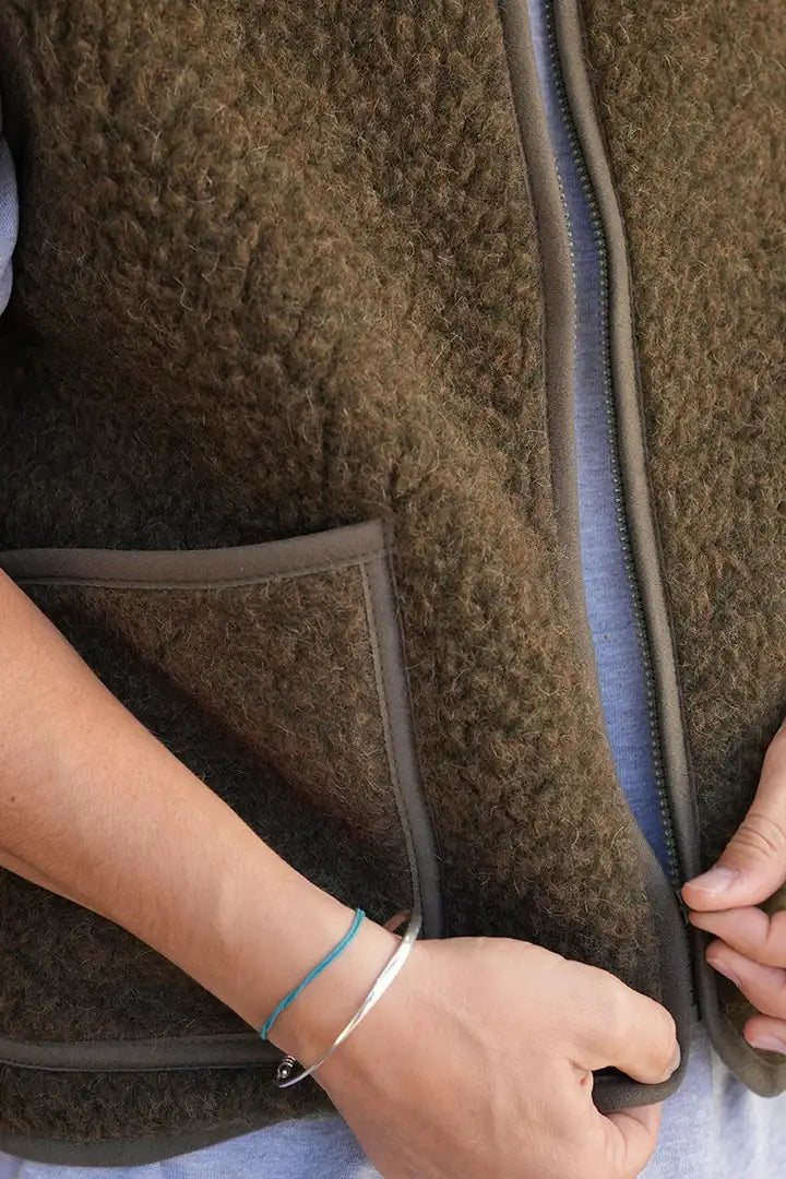 Détail de la poche plaquée, du zip et de la matière en laine bouclée du gilet Coldbreaker Pepitko Vest Khaki