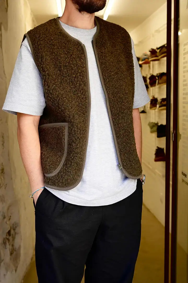 Gilet sans manches Coldbreaker Pepitko Vest Khaki porté, vue de trois-quarts