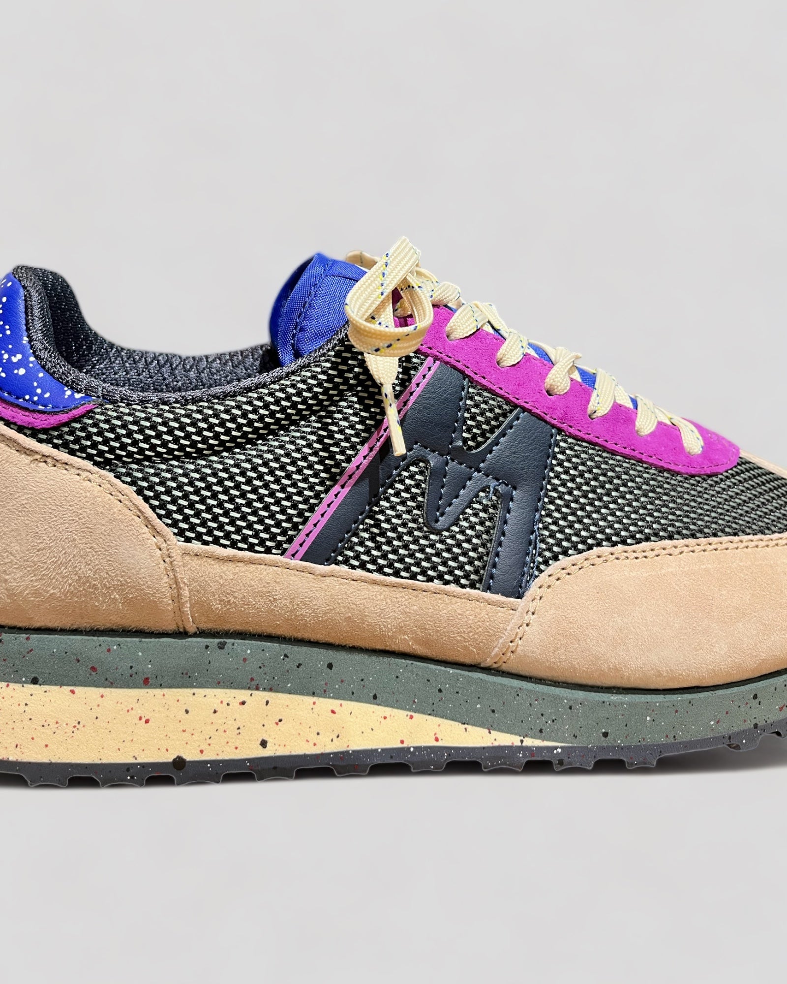 Karhu || Mestari Control - Irish Cream/India Ink Karhu