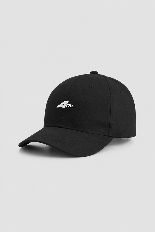 Casquette Arte Ripstop Big A Cap noire, logo blanc brodé, vue de trois quarts sur fond gris