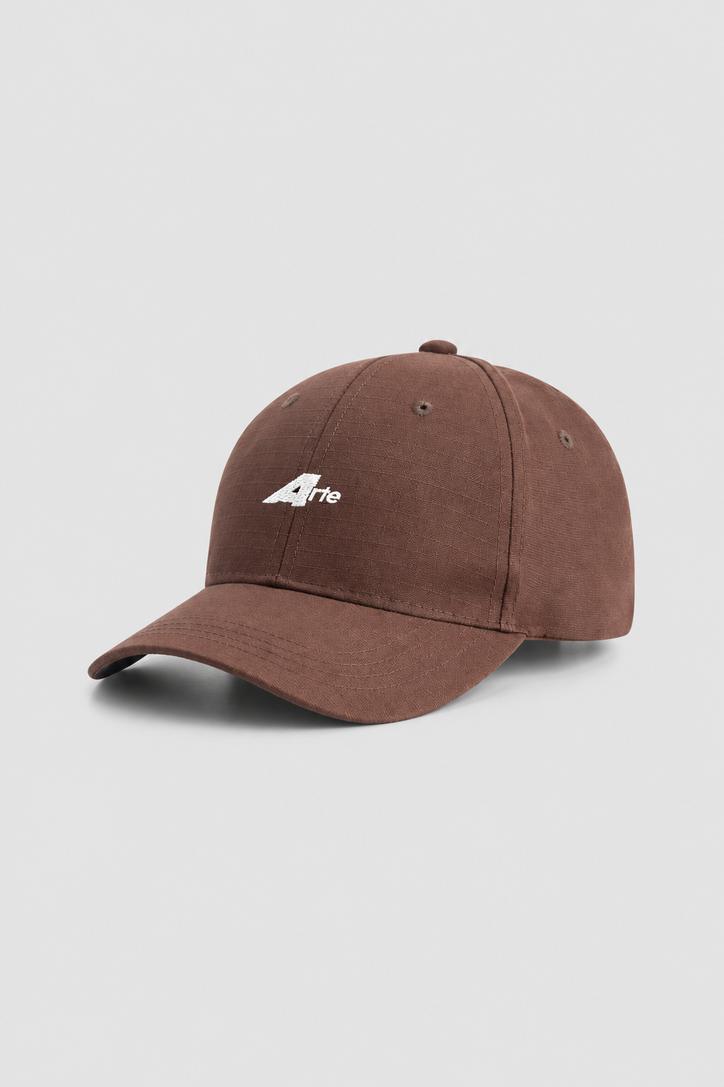 Casquette Arte Ripstop Big A Cap marron, logo blanc brodé, vue de trois quarts sur fond gris