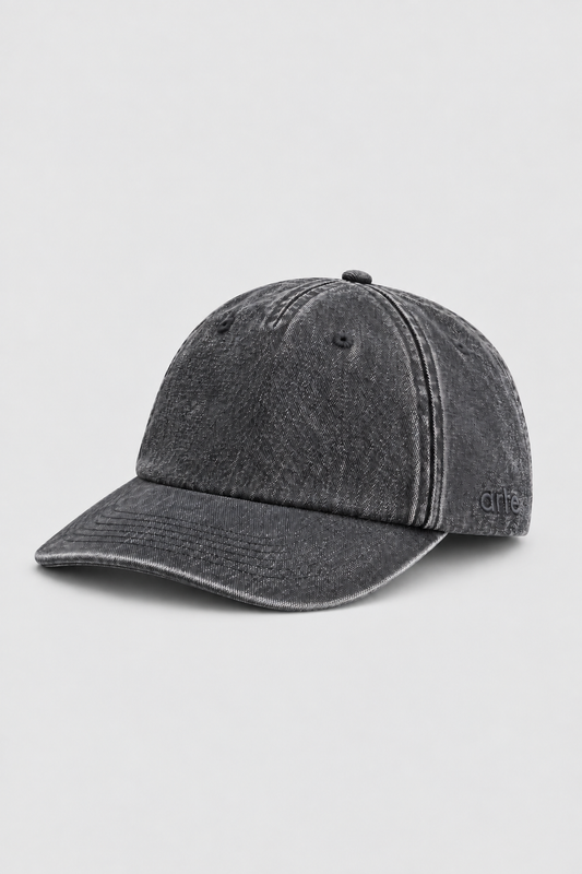 Casquette Arte Sunfade Cap Washed Black centrée sur fond gris, logo brodé sur le flanc droit