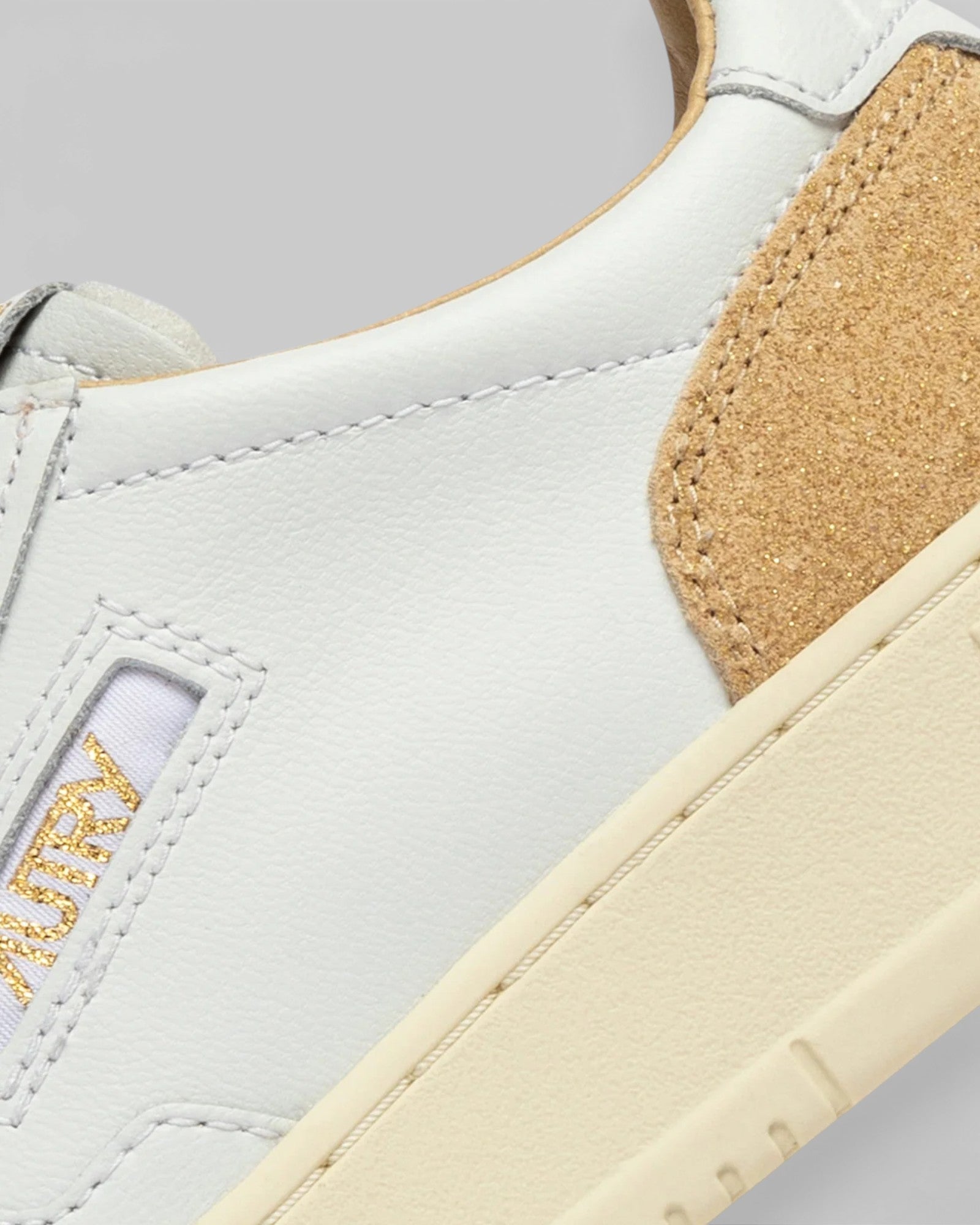 Autry || Medalist Low Wom PK02 - Gold Paillette/ White Ecru Autry
