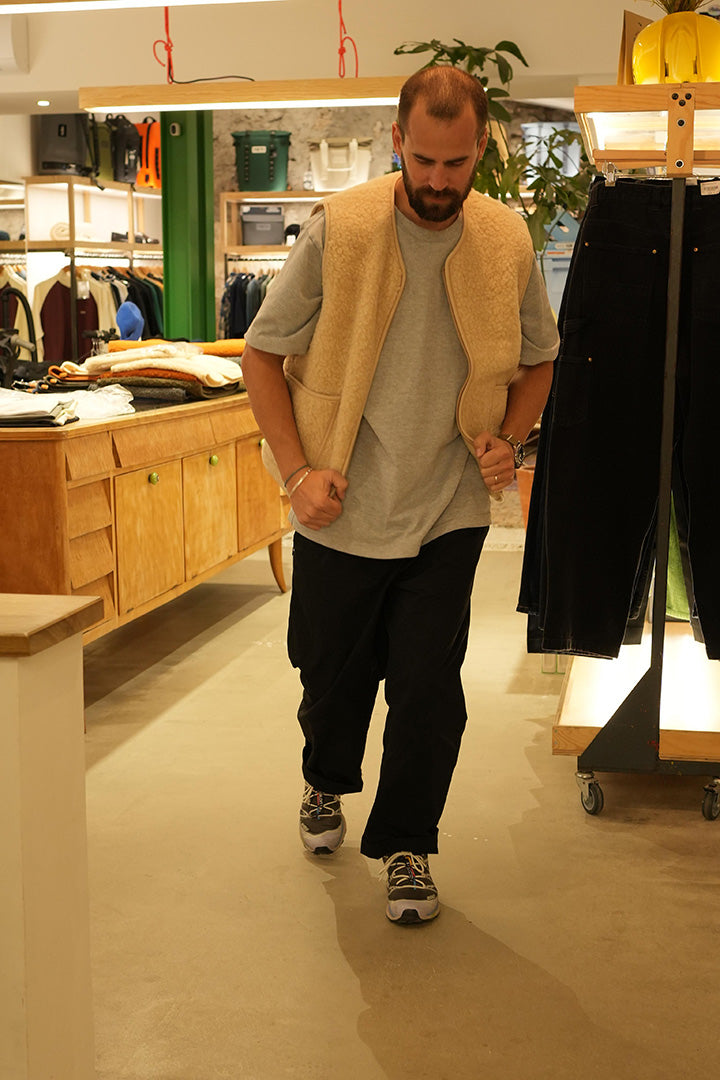 Silhouette complète du gilet sans manches Coldbreaker Pepitko Vest Beige porté en boutique