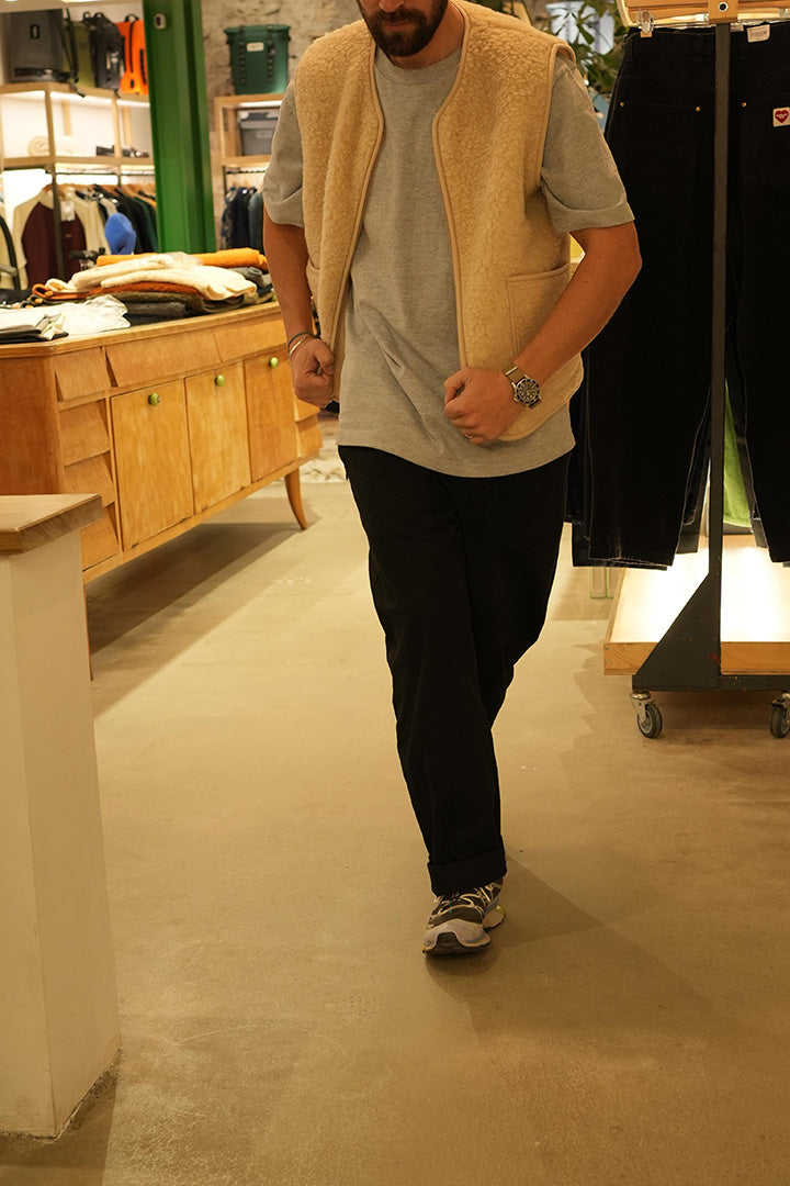 Gilet sans manches Coldbreaker Pepitko Vest Beige porté en boutique, vue de face