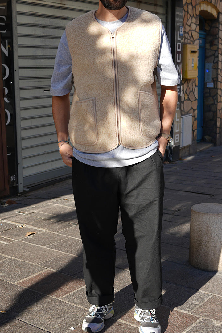 Gilet sans manches Coldbreaker Pepitko Vest Beige porté en boutique, vue de face