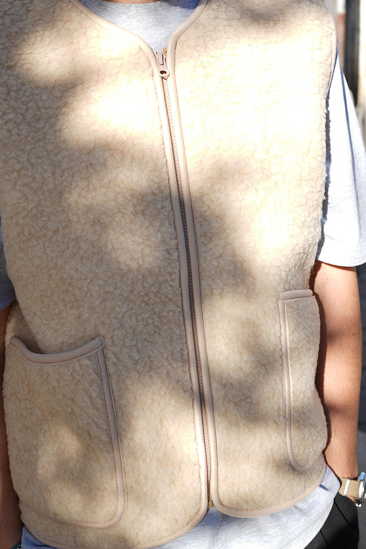 Gilet sans manches Coldbreaker Pepitko Vest en laine bouclée Beige, vue de face porté