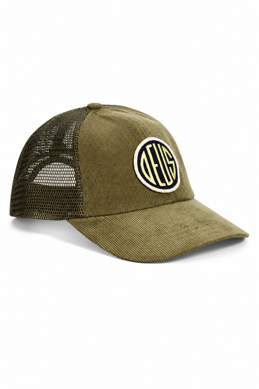 Casquette Deus Pill Cord Trucker Olive Green en velours côtelé et mesh sur fond blanc