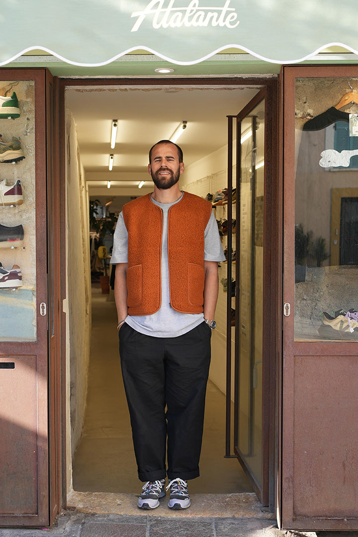 Gilet sans manches Coldbreaker Pepitko Vest Fox porté, silhouette en boutique