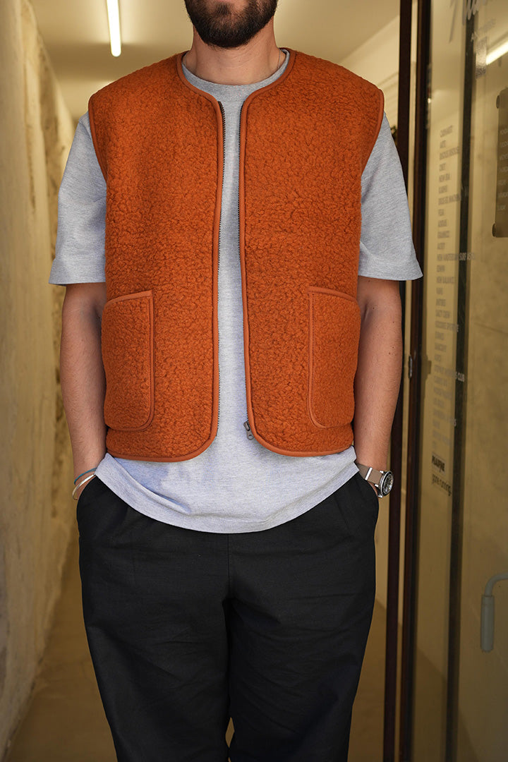 Gilet sans manches Coldbreaker Pepitko Vest en laine bouclée Fox, vue de face porté