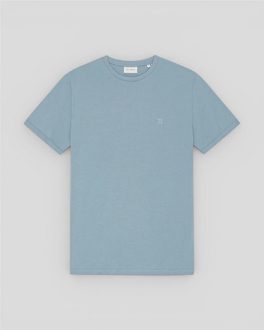 Les Deux || Core Contrast T-Shirt - Faded Denim Blue Les Deux