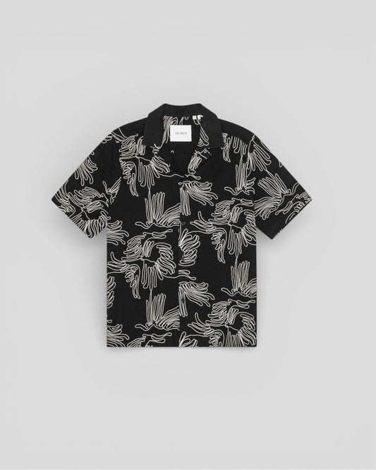Les Deux || Liam AOE Flower SS Shirt - Black Les Deux