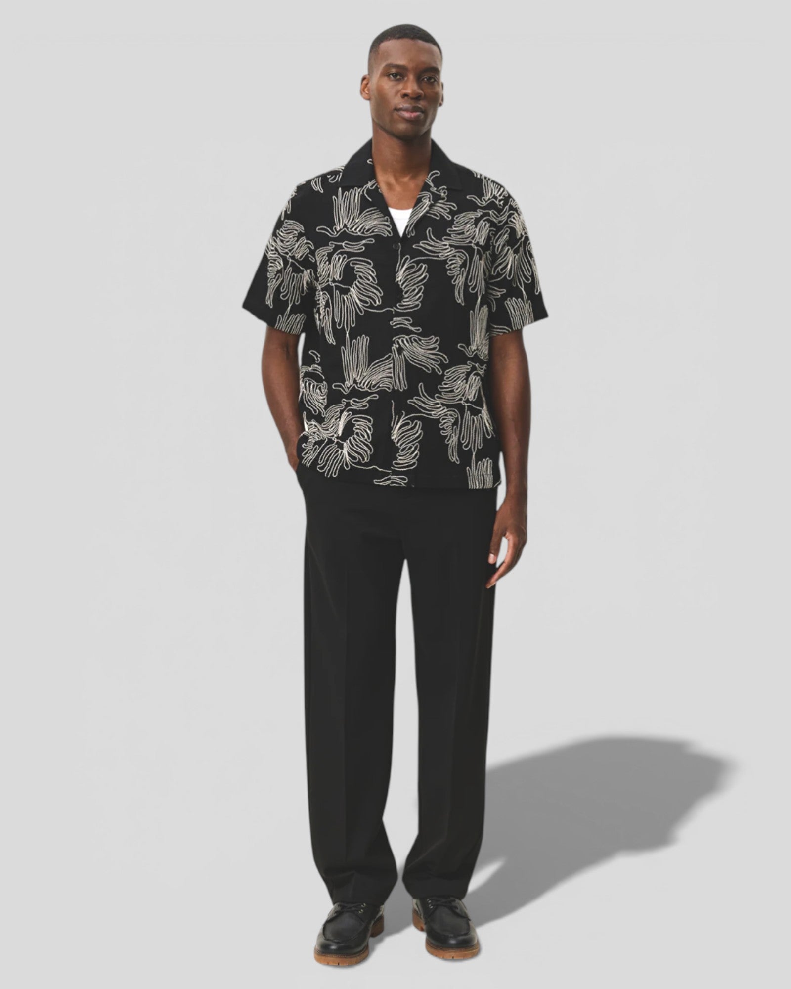 Les Deux || Liam AOE Flower SS Shirt - Black Les Deux