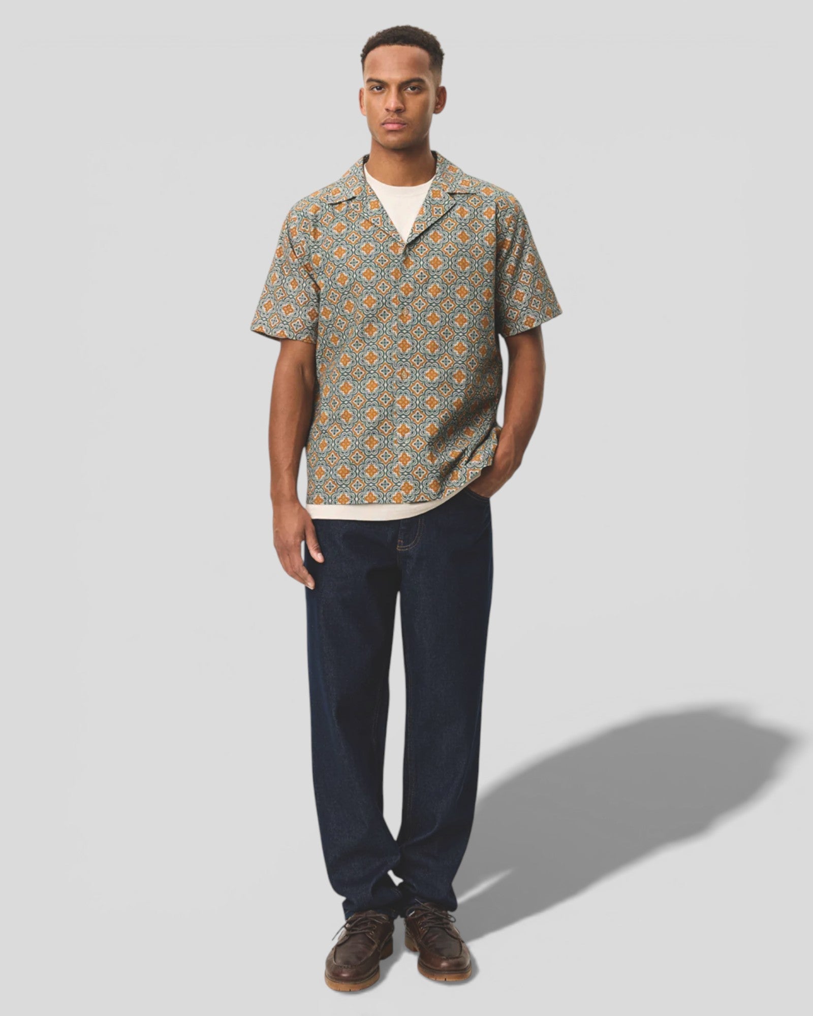 Les Deux || Lukas Arabesque AOP SS Shirt - Sea Moss Green Les Deux