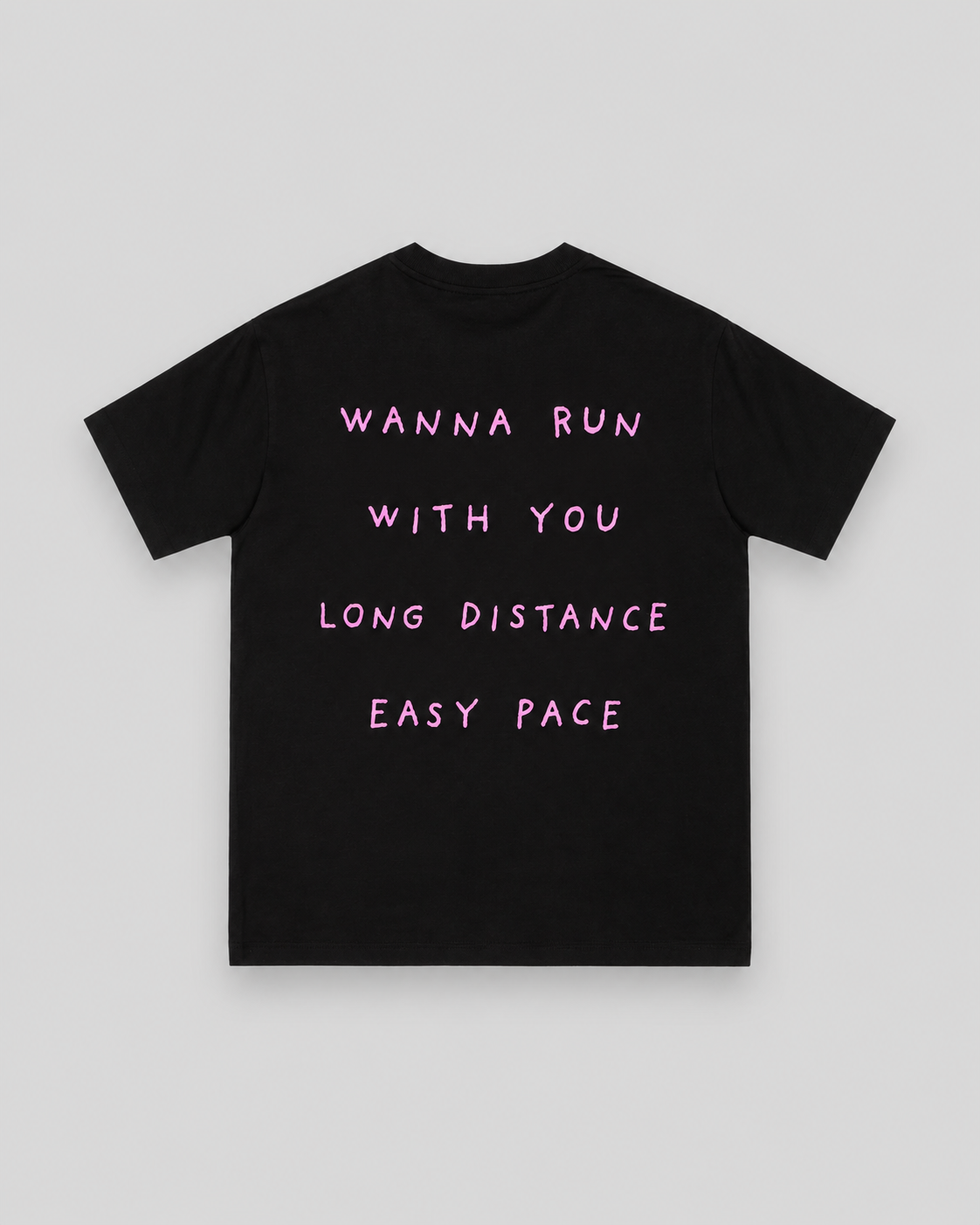 T-shirt noir Peaufine Wanna Run With You, inscriptions roses, vue dos sur fond gris