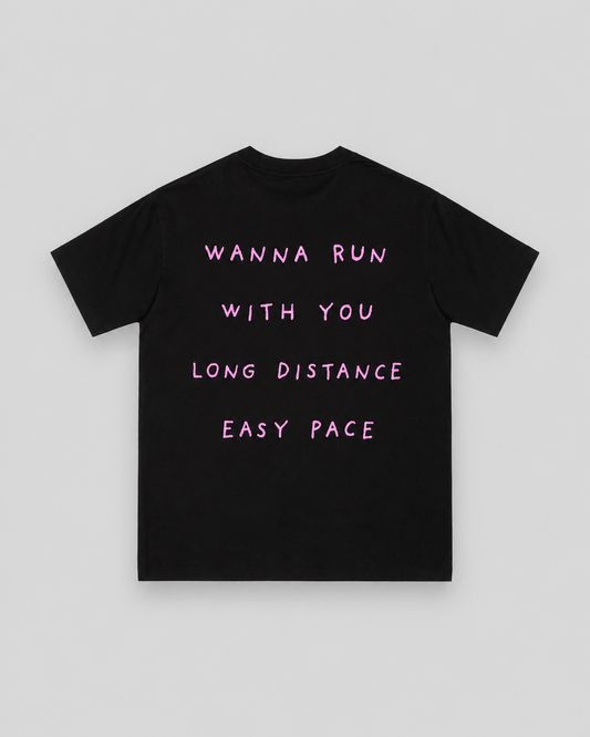 T-shirt noir Peaufine Wanna Run With You, inscriptions roses, vue dos sur fond gris